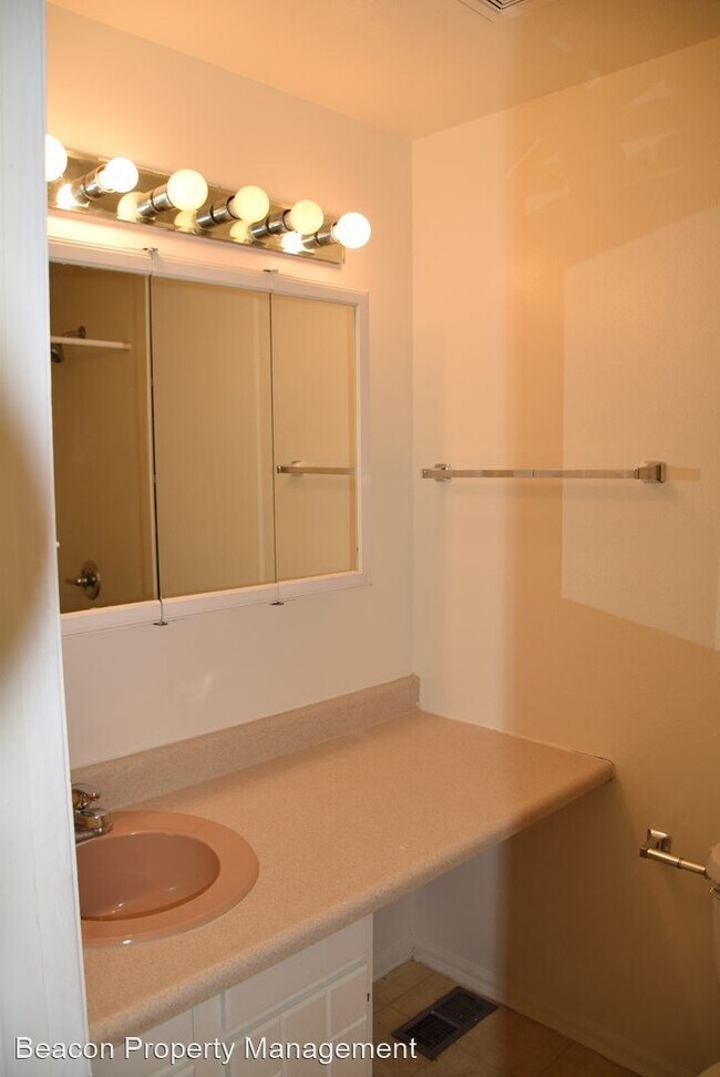 Building Photo - 3 br, 2 bath House - 7538 S. Holland Ct.
