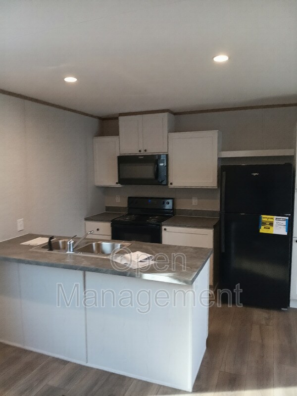 Building Photo - 16 English Village Park