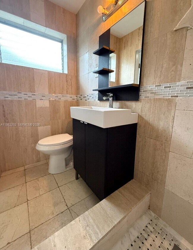 Building Photo - 823 NE 10th St