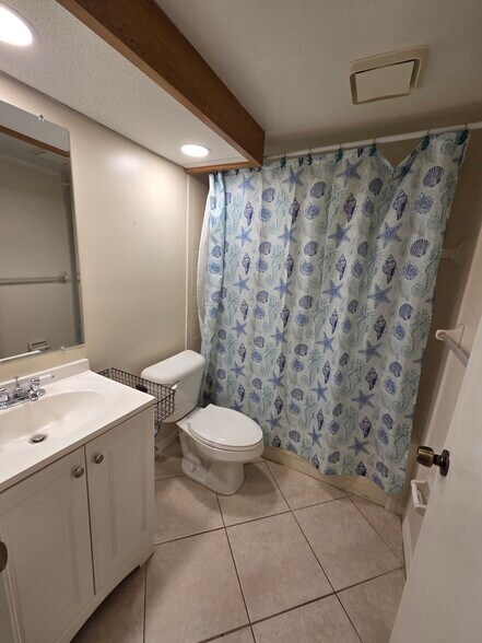 Guest Bathroom - 5825 Rattlesnake Hammock Rd