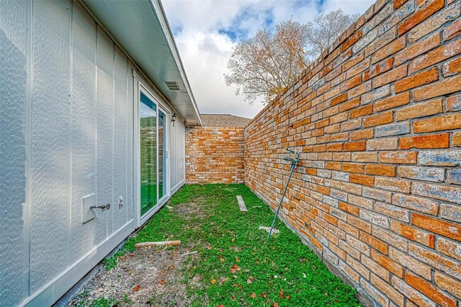 Building Photo - 12122 Fairmeadow Dr