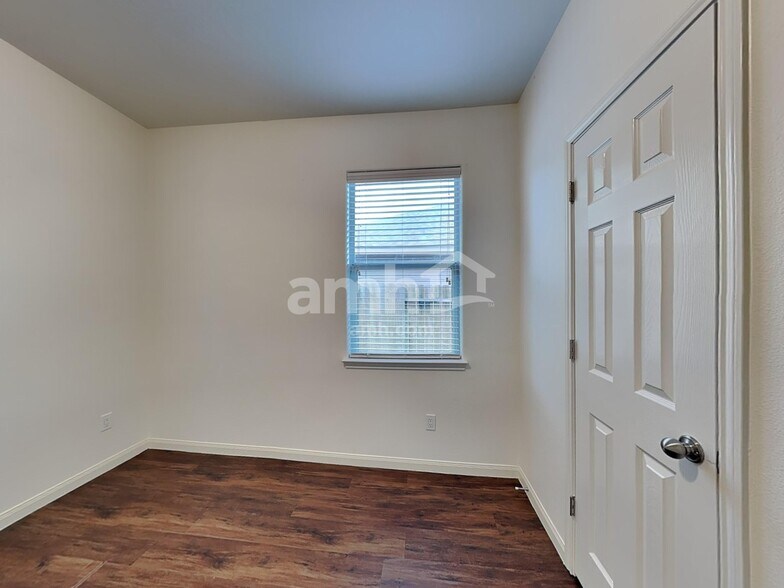 Building Photo - 2037 Vanamen Ct