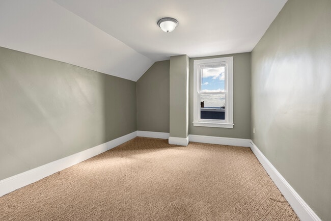 Building Photo - 904 Main St