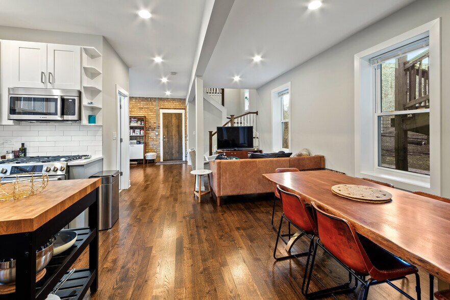 Building Photo - 2134 W Shakespeare Ave