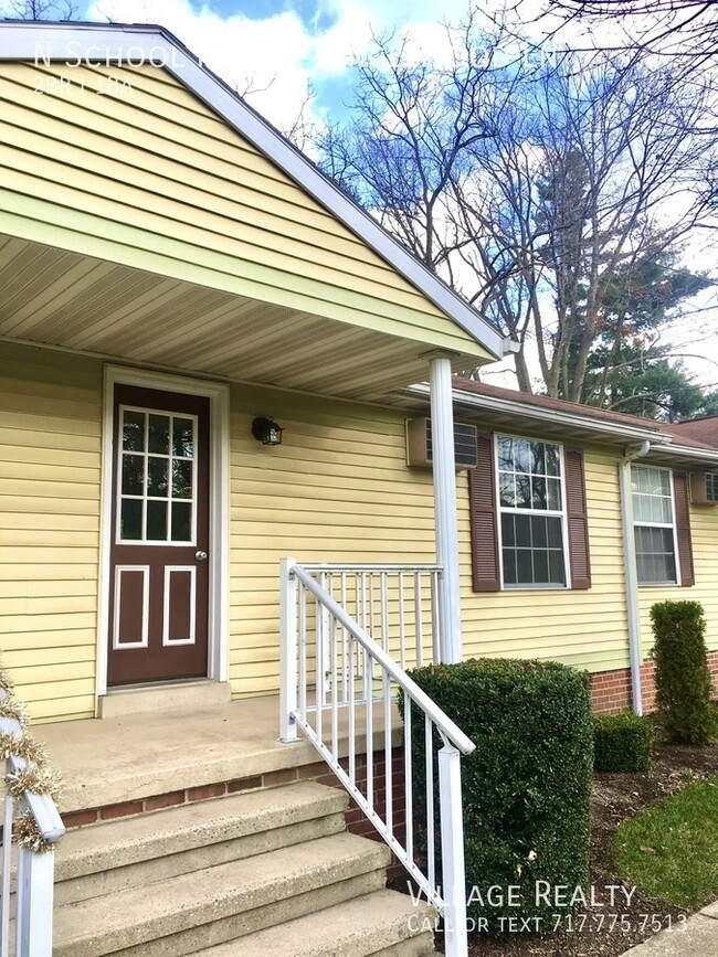 Building Photo - 307 N School Pl