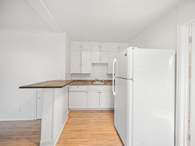 Primary Photo - LOWER SOUTH HILL ONE BEDROOM CLOSE TO HUCK...