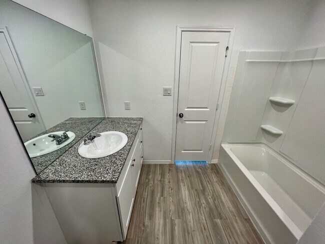 Building Photo - Beautiful 4-Bed 2-Bath Home in the Fabulou...