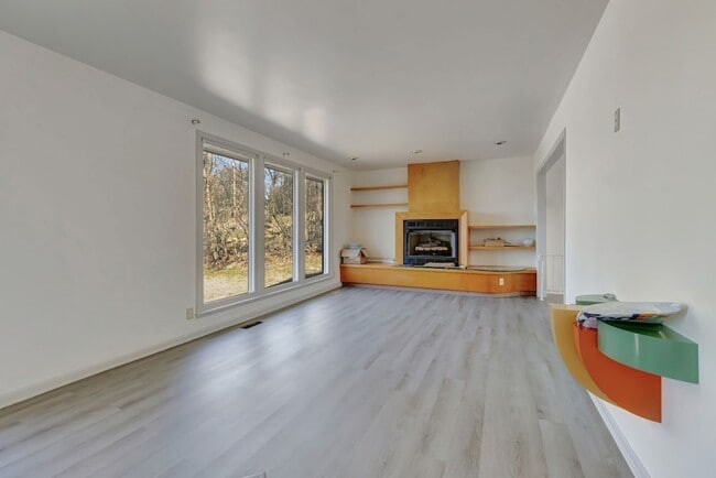 Building Photo - 6469 Fleetwood Dr