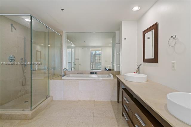 Building Photo - 495 Brickell Ave