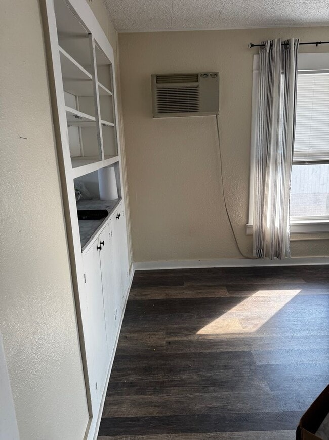 Building Photo - 1203 W Yakima Ave