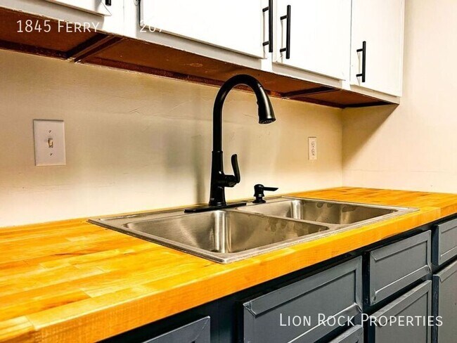 Building Photo - 1845 Ferry St