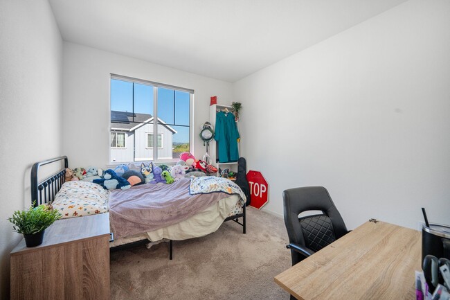 Building Photo - $3595.00 - Newer Large 3/2.5 Townhome in B...
