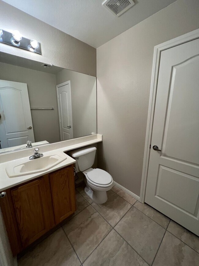 Building Photo - 4 Bedroom with Bedroom Downstairs, Pool, O...
