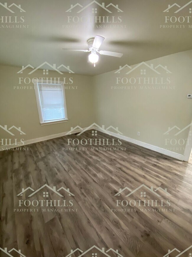 Building Photo - Quaint 2 bedroom, 1 bathroom single-family...