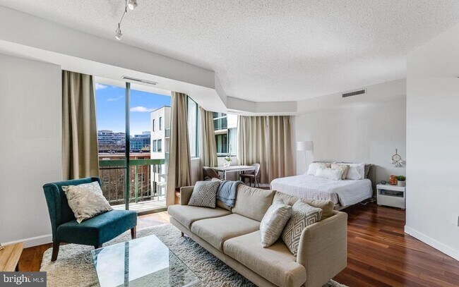 Building Photo - 955 26th St NW