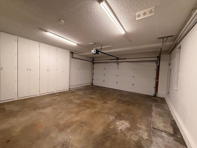 Building Photo - Beautiful Bay Ridge Cul-de-Sac Townhome