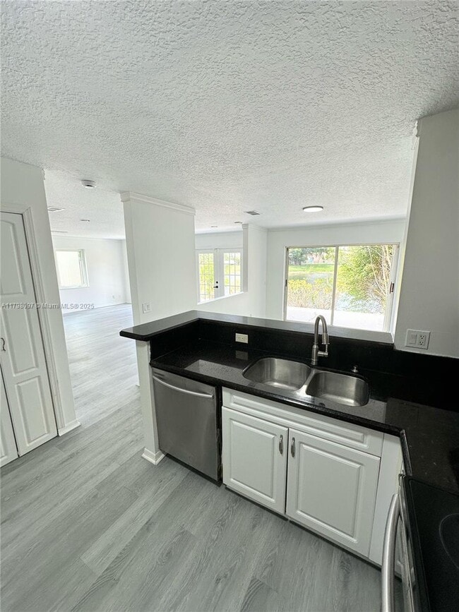 Building Photo - 1845 Vista Way
