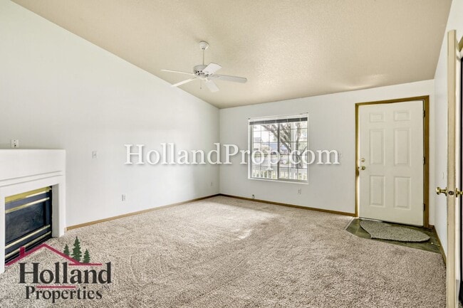 Building Photo - Lovely 2 bedroom unit with private fenced yard!