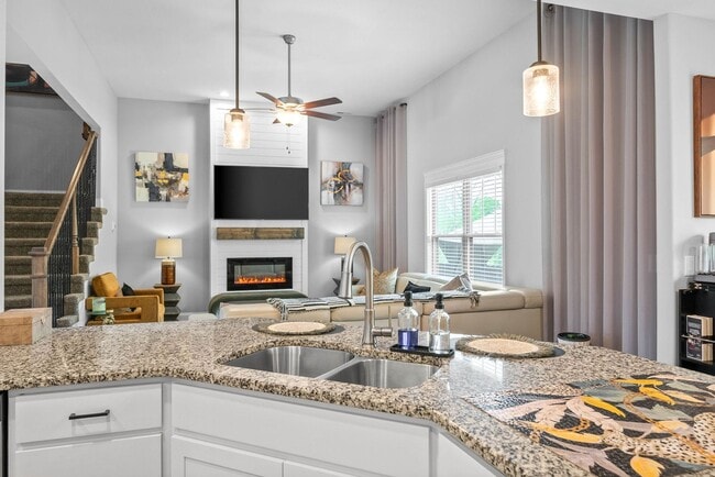 Building Photo - Modern 6-Bedroom Home with Open Layout & S...