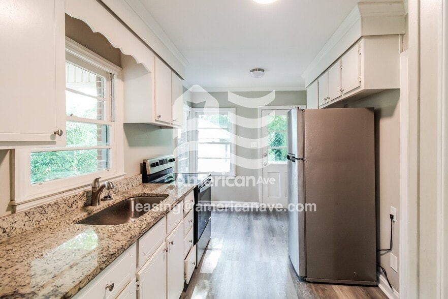 Building Photo - 136 Evergreen St