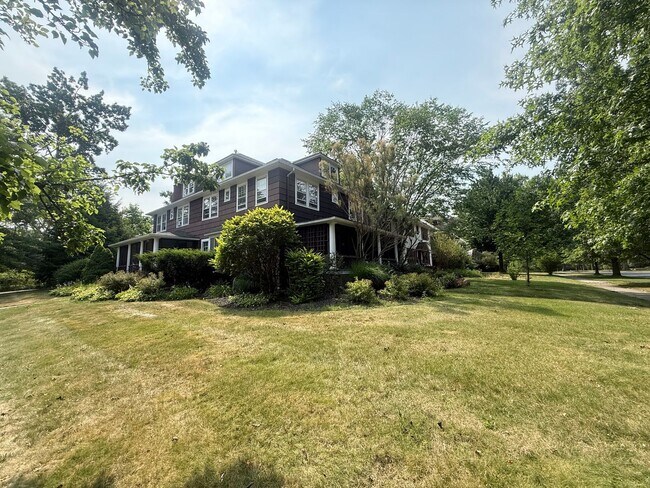 Building Photo - 2425 Demington Dr