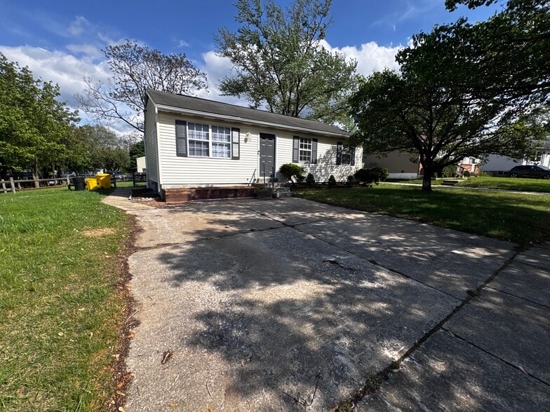 front with 2 car driveway - 1242 Cedarcliff Dr