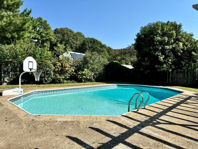 Building Photo - A Pool Home in Birchwood Gardens! Availabl...