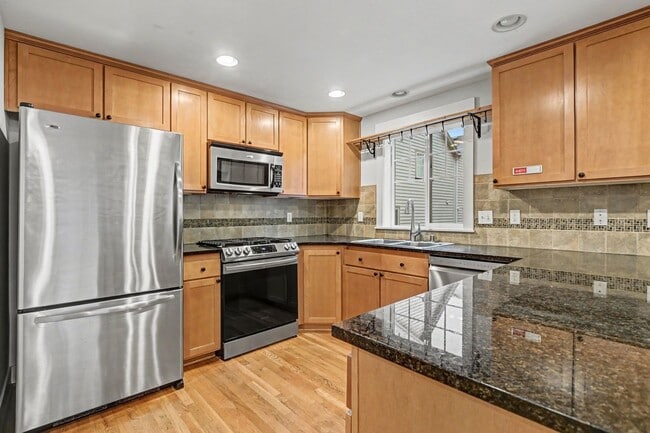 Building Photo - Move in ready refreshed 3 bed 2.5 bath town home