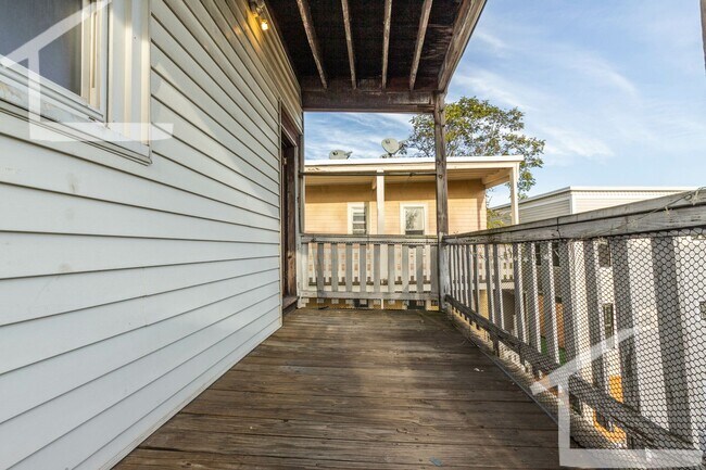 Building Photo - No Brokers Fee, Pets Friendly, Eat-in Kitchen, Big Bedrooms, Laundry on a Site