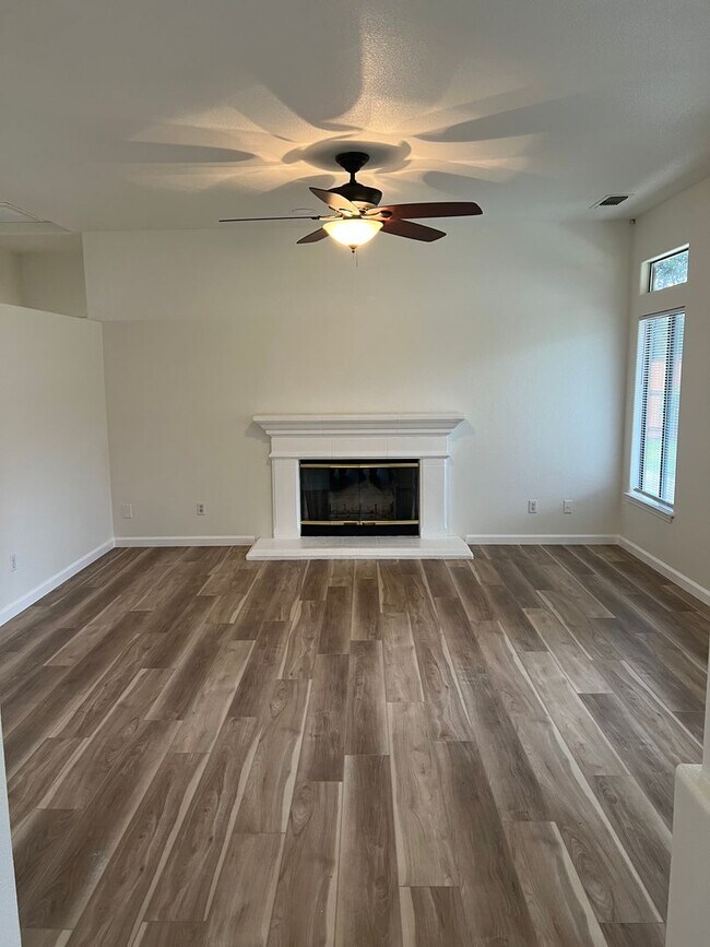 Building Photo - Beautiful Family Home