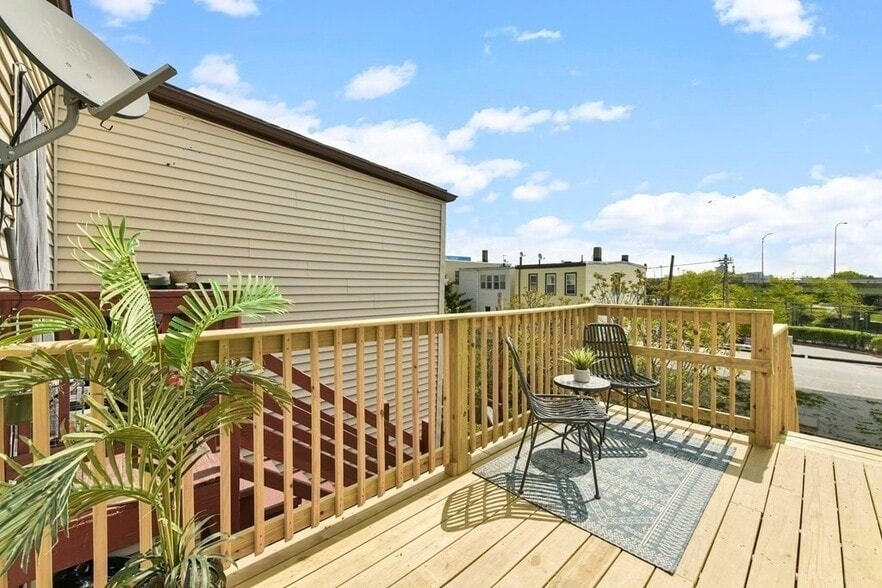 Building Photo - 142 Chelsea St