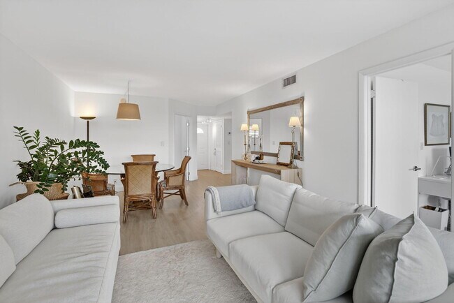 Building Photo - 9820 S Hollybrook Lake Dr