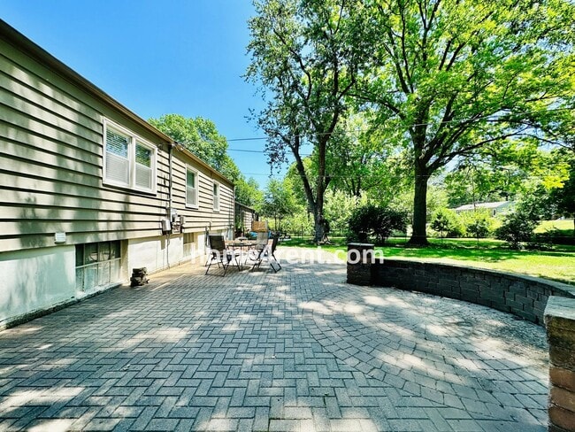 Building Photo - Beautiful Hardwoods w Fenced-in Yard!