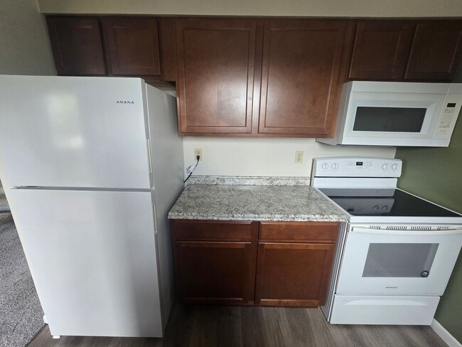 Building Photo - Gorgeous 2 Bedroom