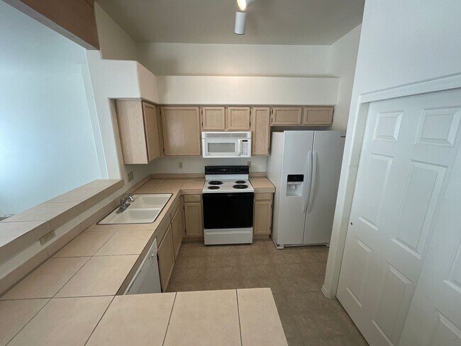 Building Photo - Great eastside location on cul-de-sac lock...