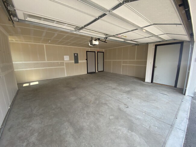 Building Photo - 3220 Savannah St