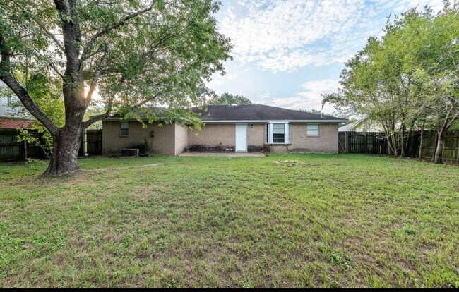 Building Photo - 1415 Holik Dr