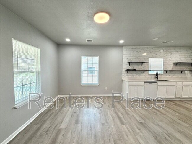 Building Photo - 517 S 40th W Ave