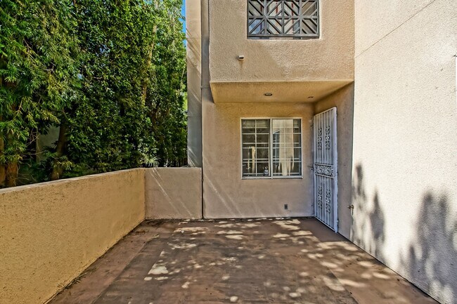 Building Photo - Remodeled Corner 3+2 Unit with Luxury Finishes Near Century City & Westwood