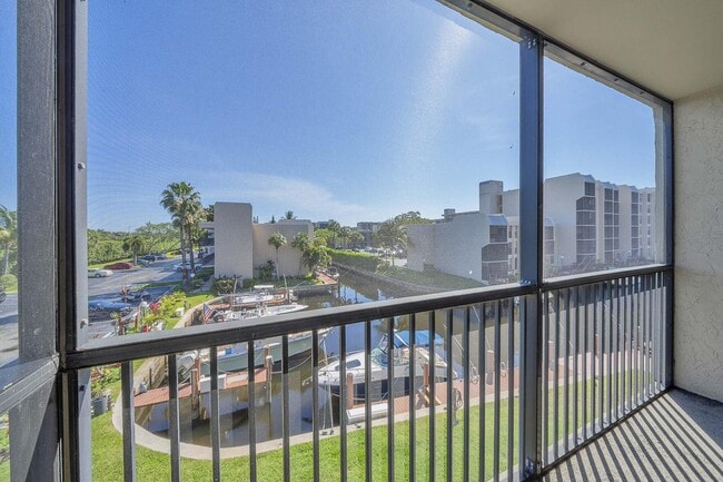 Building Photo - 17 Royal Palm Way