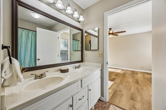 Building Photo - 132 Woodvalley Ct