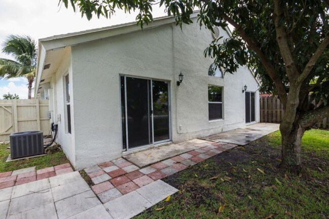 Building Photo - 1333 E Glen Oak Rd