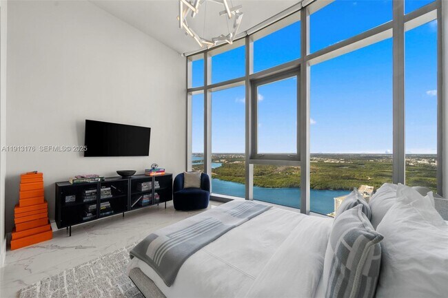 Building Photo - 15701 Collins Ave