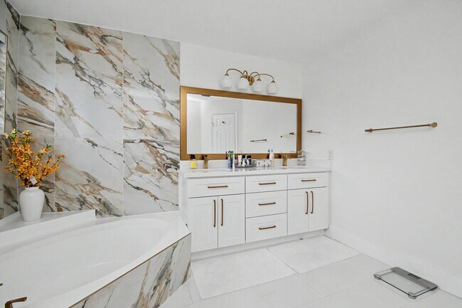 Building Photo - 6744 Via Regina