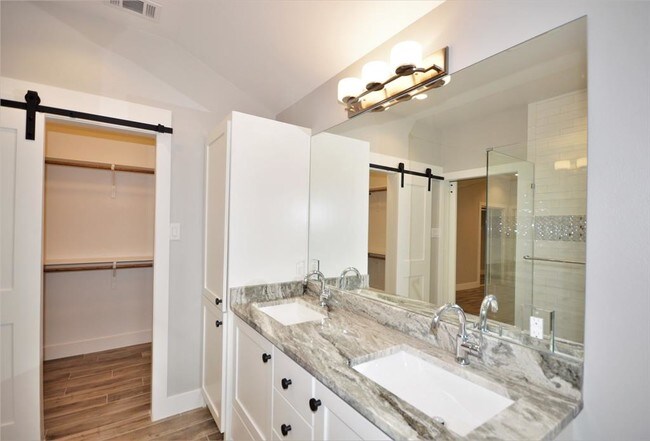 Building Photo - 3515 Linwood St