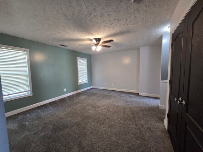 Building Photo - 103 Flag Dr