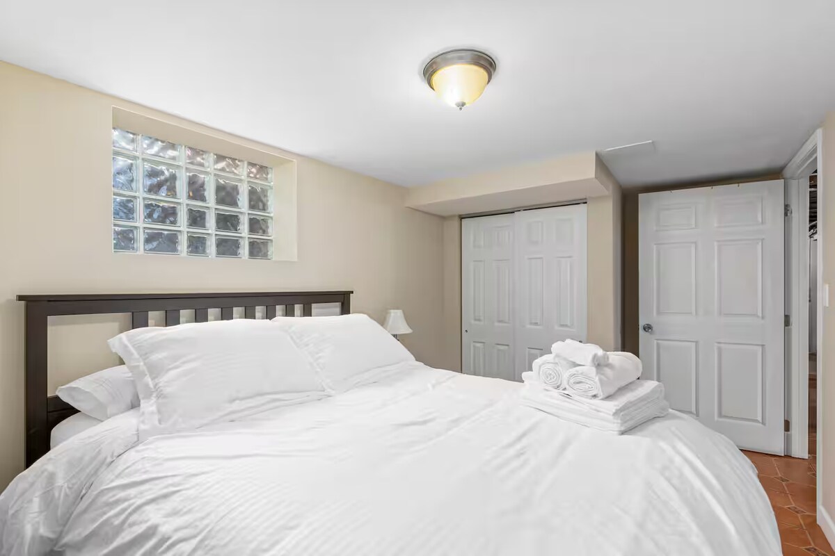 Building Photo - 5638 Botanical Ave