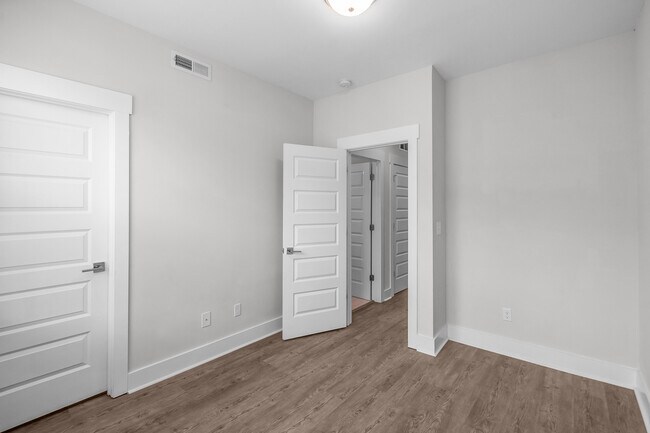Building Photo - 570 W End Dr