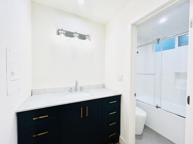 Building Photo - ven920