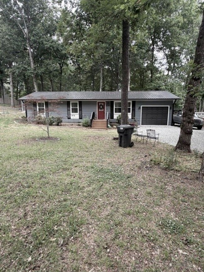 Building Photo - Beautiful furnished well maintain 3 bedrooms, 1.5 Baths